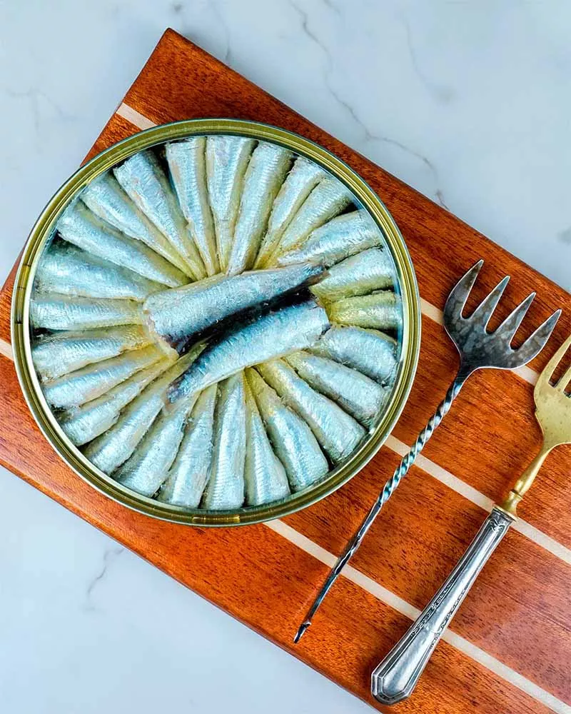 La Brujula Sardinas en Aceite de Oliva 55 60 piezas, emplatado