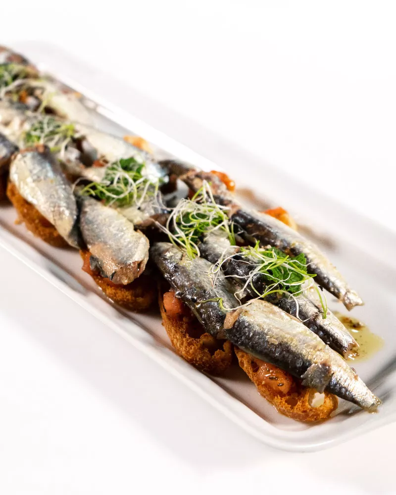 La Brujula Sardinas en Aceite de Oliva 30 35 piezas, emplatado